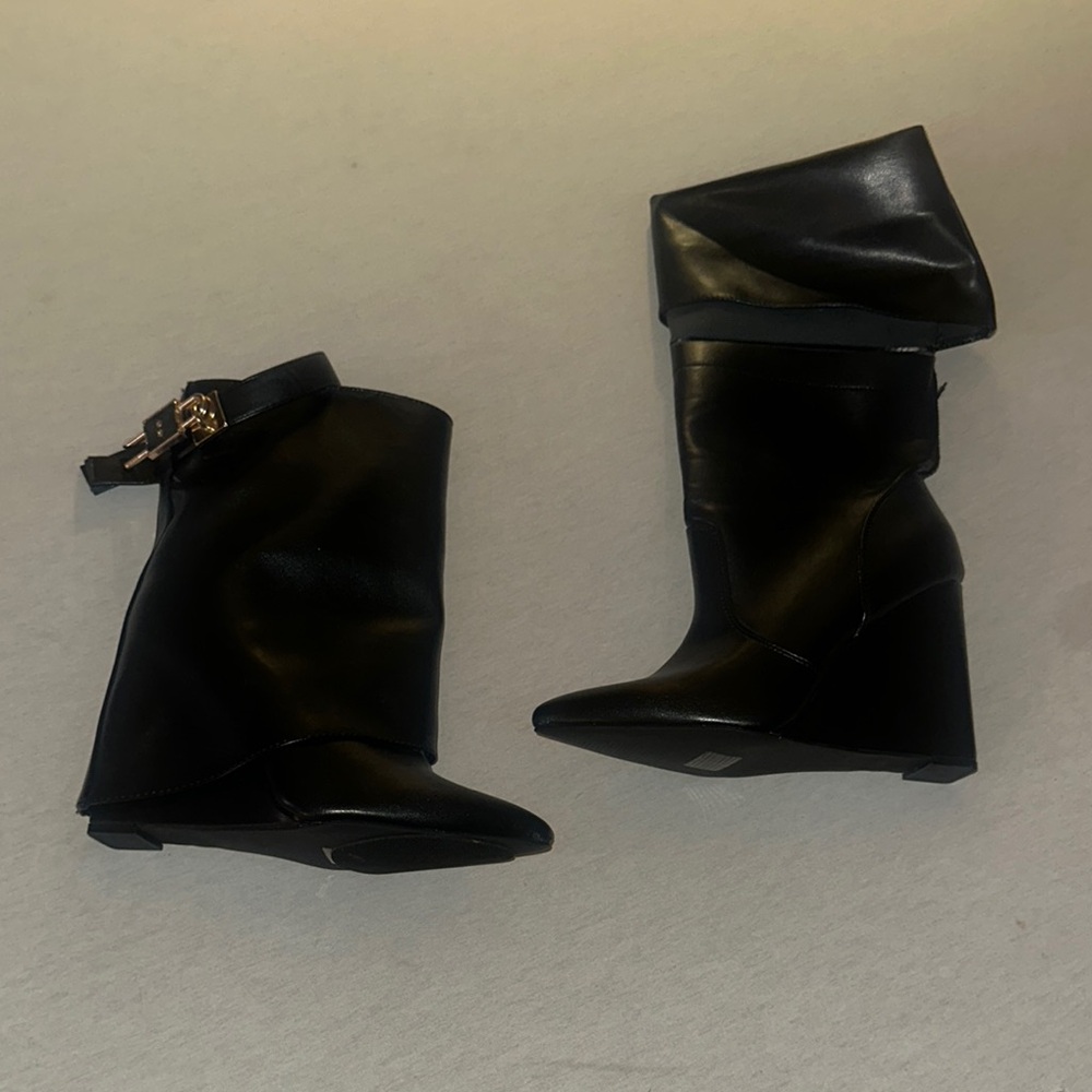 Womens Size 7 Black Wedge Ankle Boots.